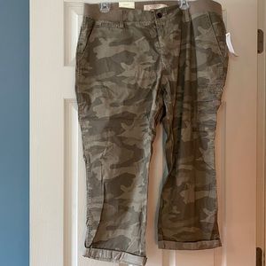 Size 14 Cammo Capri pants, NWT